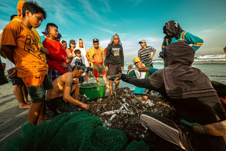 Fishermen gathers to split portions of their catch